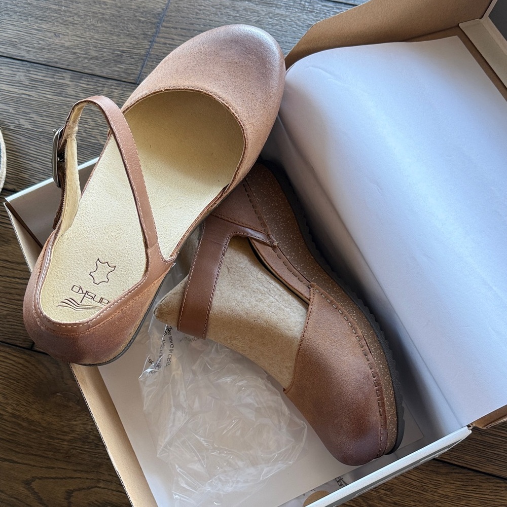Women’s Dansko Mae burnished tan suede show NIB